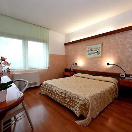 호텔 Italia 3*